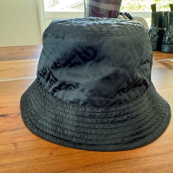 Burberry Monogram Jacquard Bucket Hat sz M - barely worn - Picture 4 of 10